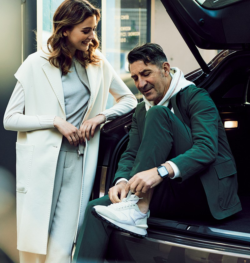 男性●3万9000円/ボイル ブランシェ(WAKO&CO)、ジャケット4万9000円、パンツ2万9000円/ともにザ・ジジ(アマン)、パーカ1万9000円/トラディショナル ウェザーウェア(トラディショナル ウェザーウェア 青山メンズ店)、時計340万円/H.モーザー(エグゼス) 女性●ジレ5万9000円/チルコロ 1901(トヨダトレーディング プレスルーム)、そのほかはスタイリスト私物