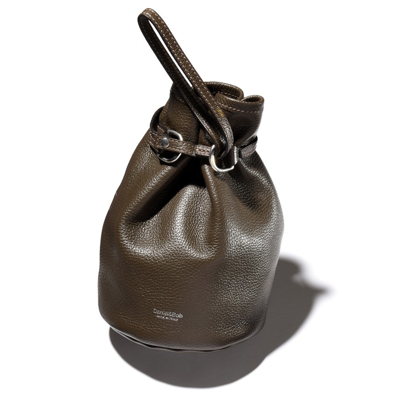巾着バッグ［W14×H23×D14cm］4万700円／ダニエル ＆ ボブ（ダニエル ＆ ボブ ジャパン）
