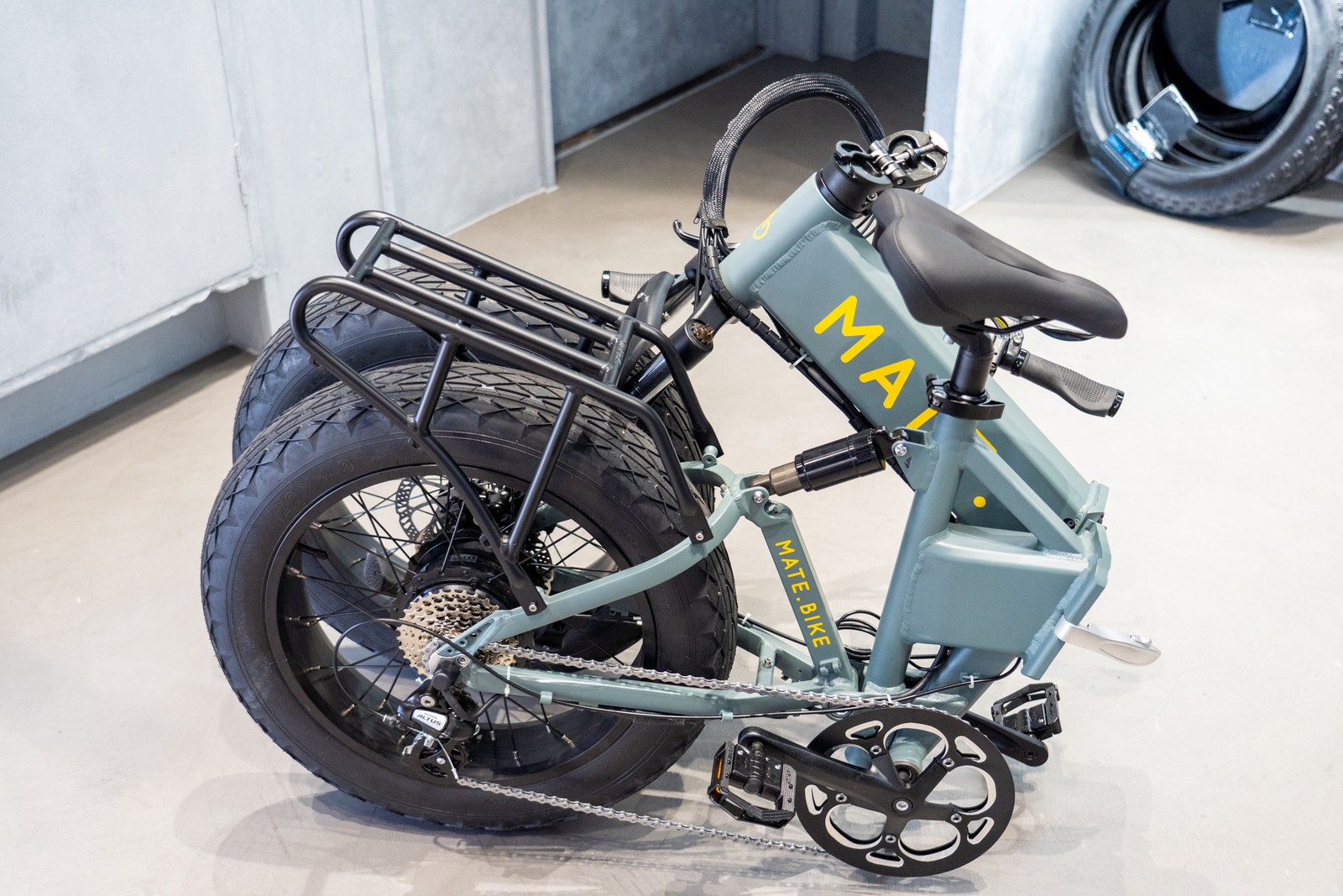 お得超激得MATE.BIKE E-BIKE 折りたたみ電動アシスト自転車 X250 Subdued Black 14.5Ah 80kmモデル メイトバイク ◆ 658A7-1 電動アシスト自転車