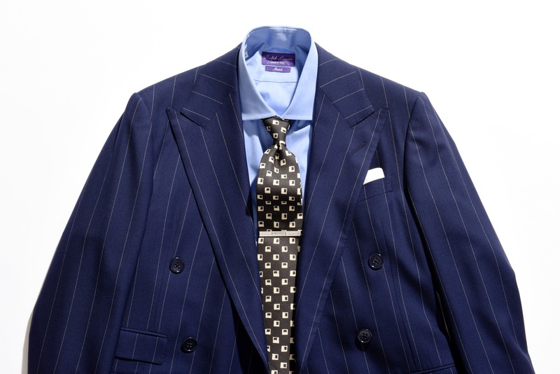 ▲タイバー6万4900円、スーツ67万7600円、シャツ3万9600円、ネクタイ2万5300円、タイバー6万4900円、チーフ1万8700円/ラルフ ローレン パープル レーベル(ラルフ ローレン)