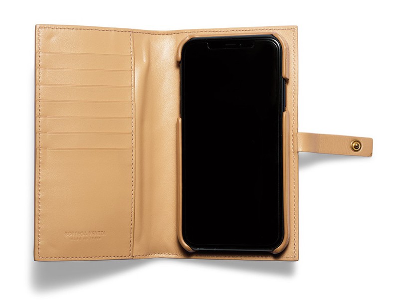 スマホケース［iPhone 11用］ 8万5800円／ボッテガ・ヴェネタ（ボッテガ・ヴェネタ ジャパン）
