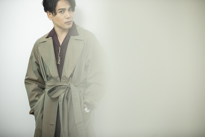 ▲ コート8万6900円/キャバン(キャバン 代官山店)、シャツ3万1900円/ラグ & ボーン(ラグ & ボーン 表参道店)、パンツ3万7400円/セラードアー(トゥモローランド)、時計378万4000/ヴァシュロン・コンスタンタン、ブレスレット90万2000円/フレッド(フレッド カスタマーサービス)、サングラス5万2800円/アイヴァン 7285(アイヴァン 7285 トウキョウ)