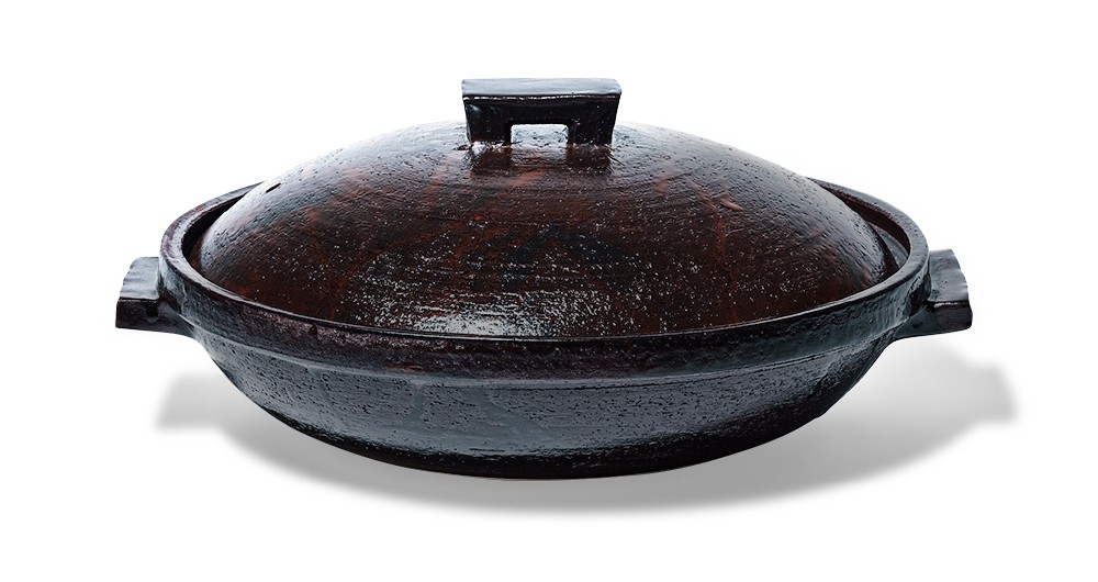 「角つまみ土鍋」幅36×高さ15㎝。5万5000円／長谷製陶（リビング・モティーフ）