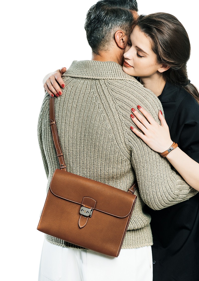 男性●バッグ［W29×H23.5×D4.5㎝］98万100円、ニット21万8900円、パンツ14万5200円／すべてエルメス（エルメスジャポン）　女性●ワンピース22万7700円、ブレスレット6万4900円／ともにエルメス（エルメスジャポン）