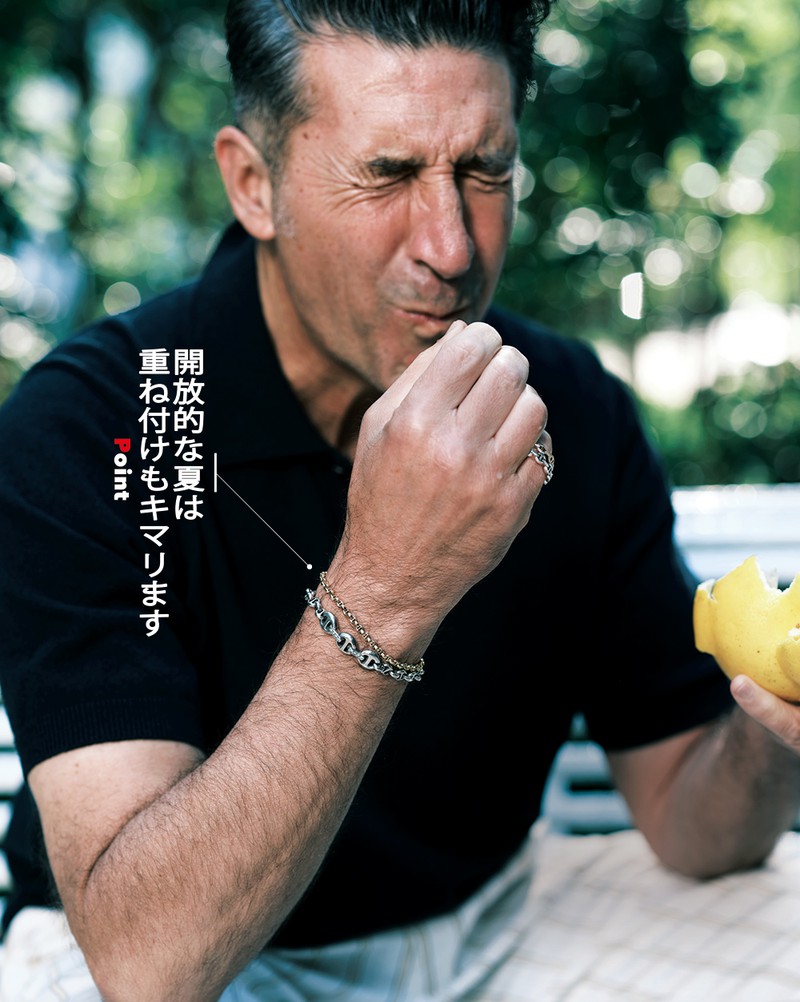 ニットポロ2万5300円／スローン、パンツ3万5200円／ベルウィッチ（ストラスブルゴ）