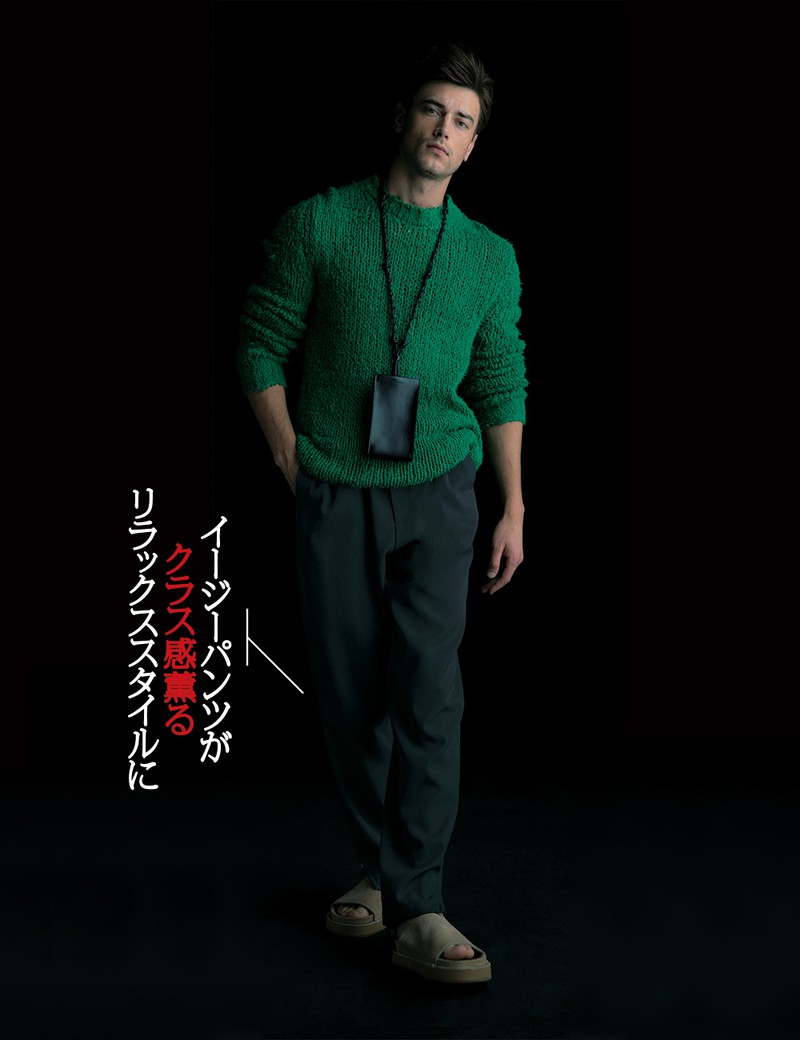 ニット13万4200円、パンツ13万900円、サンダル10万8900円、アイフォンケース6万8200円／すべてジル サンダー バイ ルーシー アンド ルーク・メイヤー（ジルサンダージャパン）