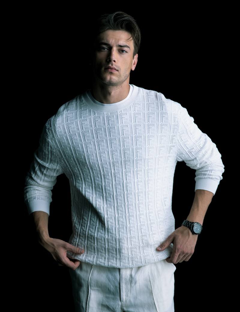 ニット9万5700円、パンツ8万6900円、時計38万5000円/すべてフェンディ(フェンディ ジャパン)、Tシャツはスタイリスト私物