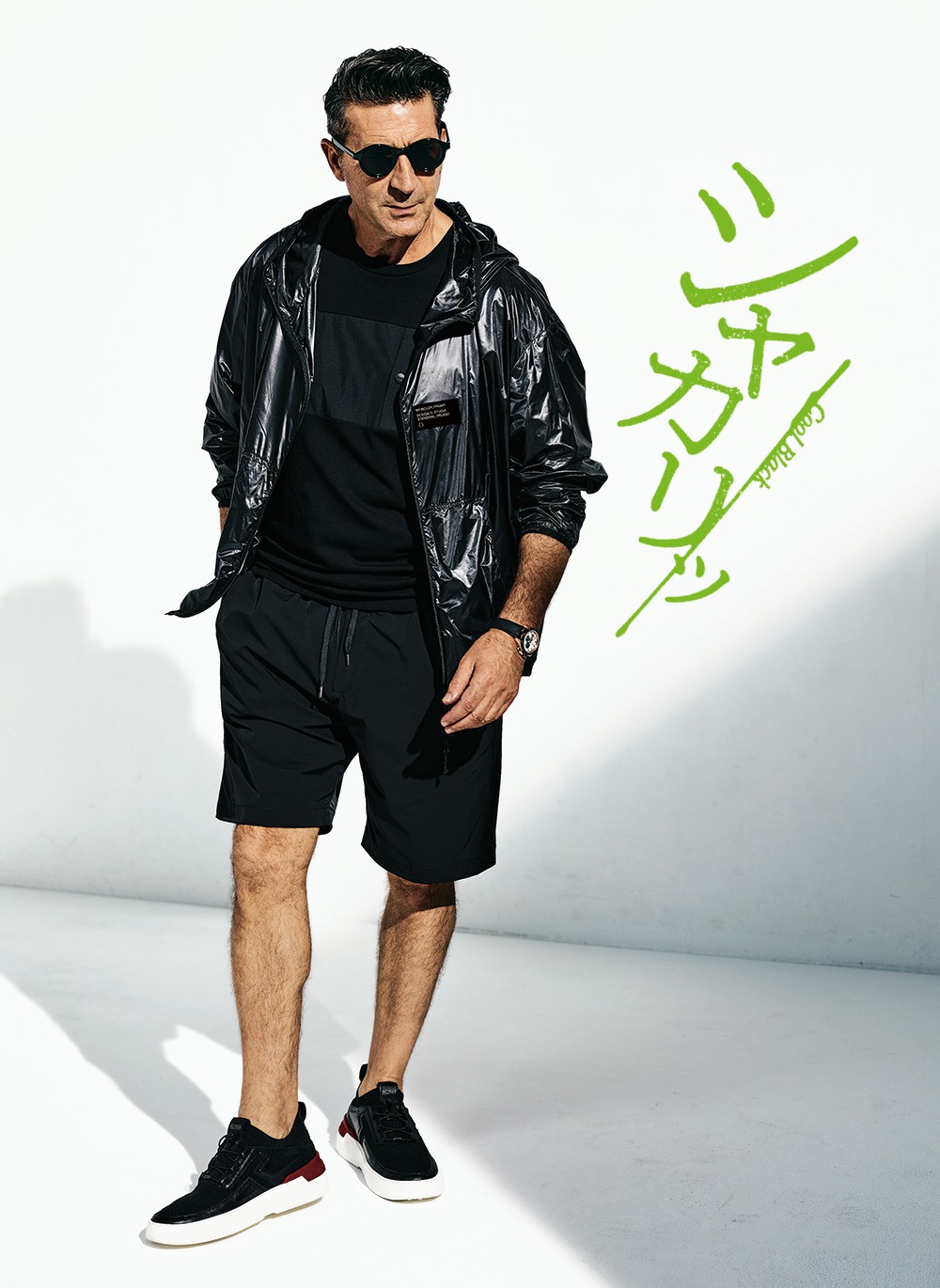 パーカ9万2400円/7 モンクレール FRGMT ヒロシ・フジワラ(モンクレール ジャパン)、Tシャツ2万4200円/ヘルノ(ヘルノ・ジャパン)、ショーツ3万1900円/PT TORINO(B.R.SHOP)、サングラス4万8400円/アイヴァン 7285(アイヴァン 7285 トウキョウ)、時計236万5000円/ゼニス、靴10万2300円/トッズ(トッズ・ジャパン)