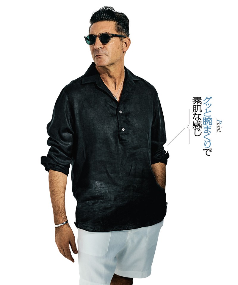 シャツ2万7500円/マリア サンタンジェロ×ナノ・ユニバース(ナノ・ユニバース カスタマーサービス)、ショーツ1万9800円/ポール・スチュアート(ポール・スチュアート 青山本店)、サングラス4万6200円/ロバート・マーク NYC(グローブスペックス エージェント)、ネックレス3万1900円、バングル3万4100円/ともにシンパシー・オブ・ソウル(S.O.S fp 恵比寿本店)