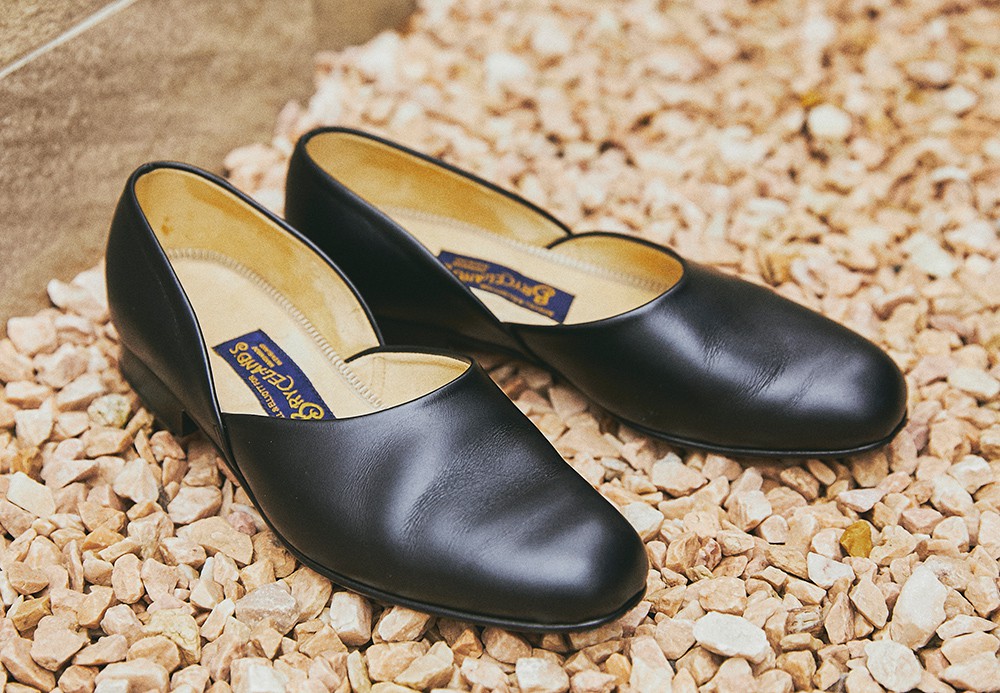 ▲ パンツ6万円/ニート(にしのや)、ブルゾン14万9000円/ヴァルスター(八木通商)、シャツ2万5000円/ジャンネット(トヨダトレーディング プレスルーム)、スカーフ9000円/アーディ&シー 1956 ミラノ(インターブリッジ)、リング3万4000円/トムウッド(ステディ スタディ)、シューズ7万円/パラブーツ(パラブーツ青山店)、その他スタイリスト私物
