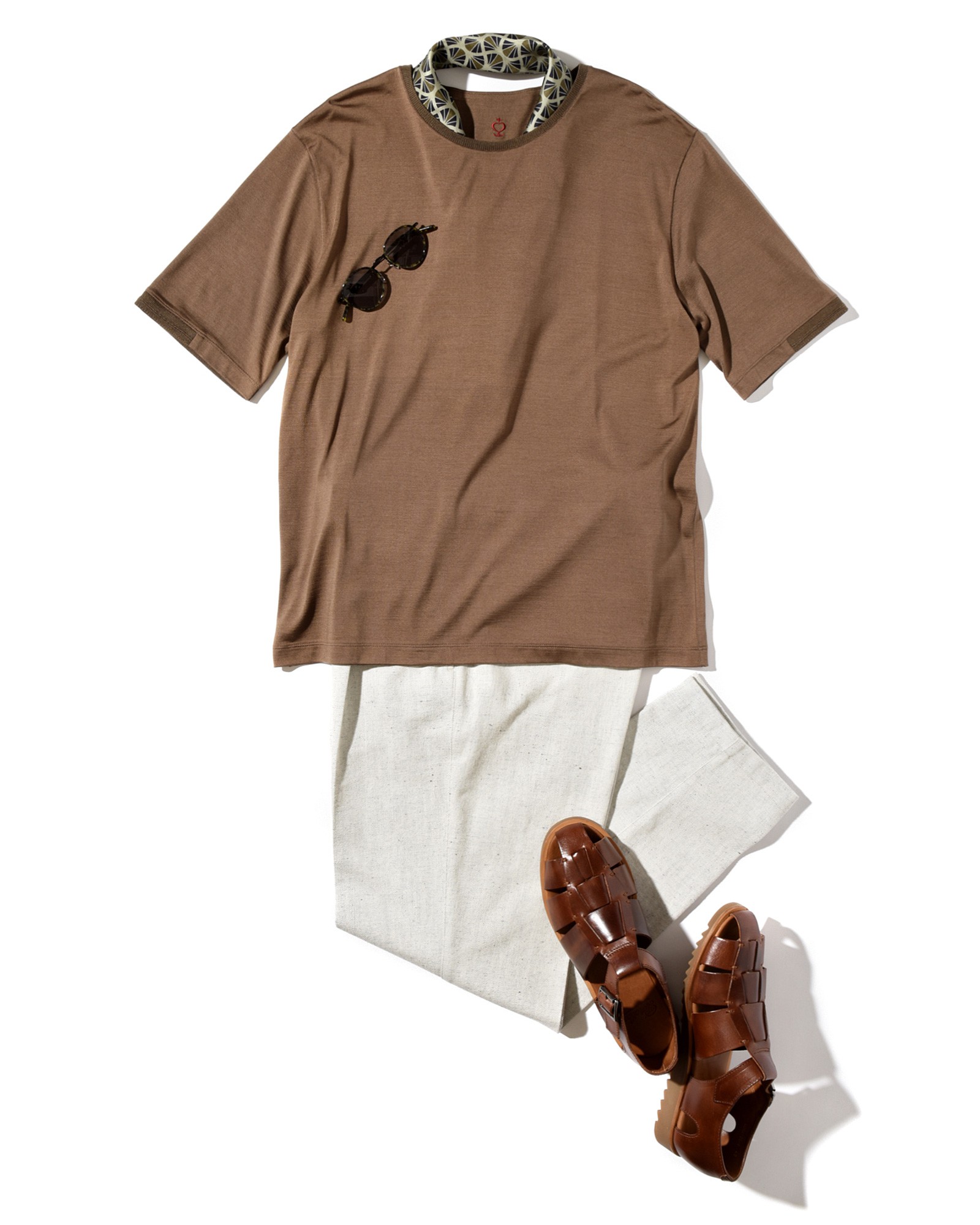 ▲ Tシャツ3万1900円/サイドスロープ(フェニックスインターナショナル)、パンツ2万9700円/ザ ジジ(伊勢丹新宿店)、スカーフ1万9800円/ア ピース オブ シック(ストラスブルゴ)、サングラス4万1800円/アイヴァン(アイヴァン 東京ギャラリー)、サンダル3万9600円/パラブーツ(パラブーツ青山店)