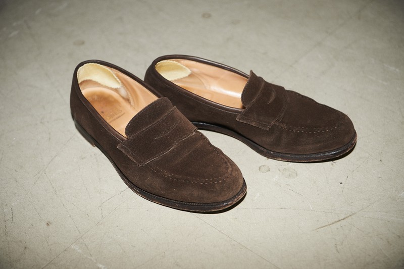 ▲ パンツ6万円／ニート（にしのや）、ブルゾン14万9000円／ヴァルスター（八木通商）、シャツ2万5000円／ジャンネット（トヨダトレーディング プレスルーム）、スカーフ9000円／アーディ＆シー 1956 ミラノ（インターブリッジ）、リング3万4000円／トムウッド（ステディ スタディ）、シューズ7万円／パラブーツ（パラブーツ青山店）、その他スタイリスト私物