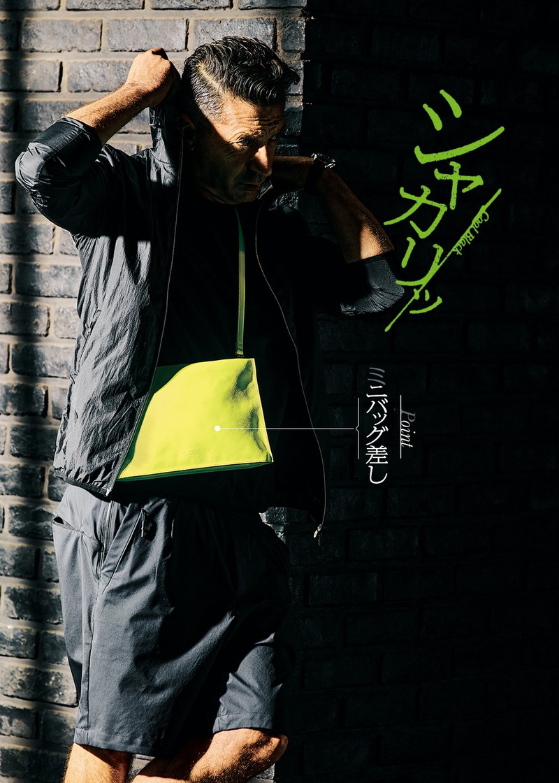 サコッシュ2万3100円/エルゴポック(キヨモト NC事業部)、パーカ7万1500円/ヘルノ(グジ 東京店)、Tシャツ9790円/アンティチポ(ナノ・ユニバース カスタマーサービス)、ショーツ2万7500円/エイチアイピー バイ ソリード(タトラスインターナショナル)、時計110万円/ゼニス