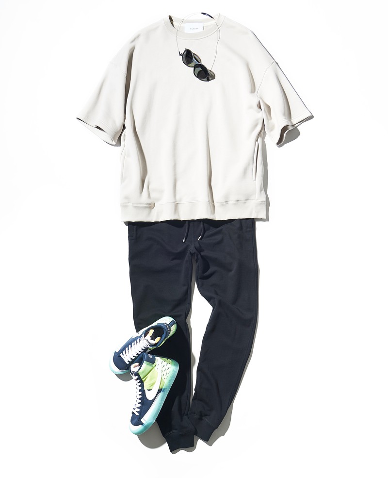 「ナイキ ブレーザー MID '77」1万3200円/ナイキ スポーツウェア(ナイキ カスタマーサービス)、カットソー3万5200円/コラム(エストネーション)、パンツ10万7800円(ジップアップパーカーセット価格)/ムーレー(コロネット)、サングラス3万2791円/オークリー(ルックスオティカジャパン)