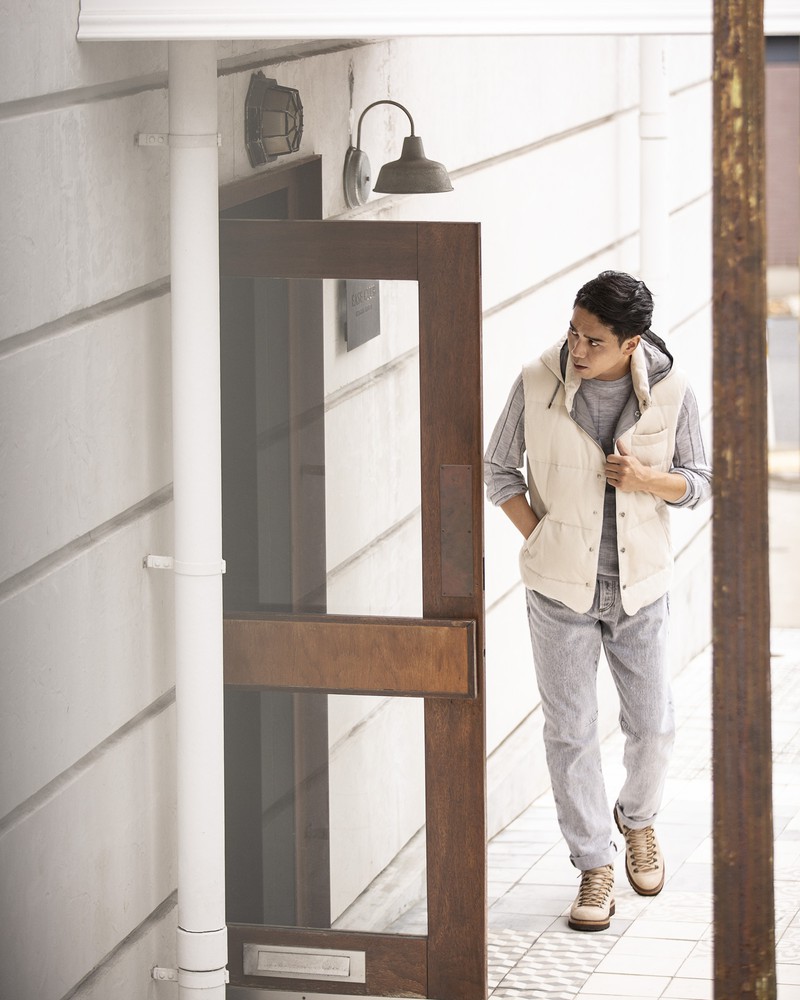 ▲ デニム11万5500円、ベスト37万4000円、ニット19万8000円、ブーツ20万9000円/すべてブルネロ クチネリ(ブルネロ クチネリ ジャパン)