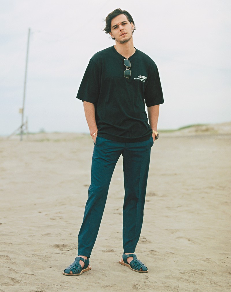 サンダル11万円、Tシャツ11万4400円、パンツ11万4400円、ブレスレット5万2800円、時計715万円/すべてドルチェ&ガッバーナ(ドルチェ&ガッバーナ ジャパン)、サングラス3万9270円/ドルチェ&ガッバーナ(ドルチェ&ガッバーナ アイウェア)