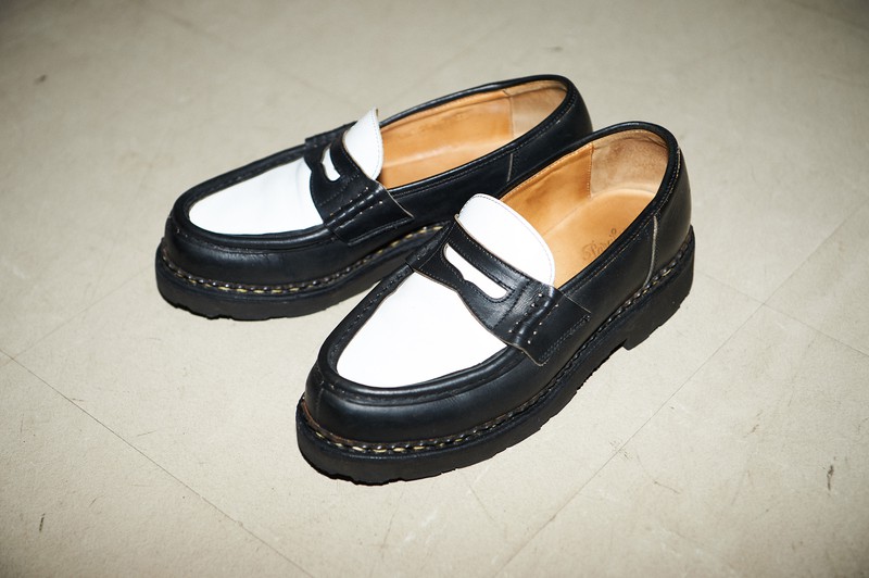 ▲ バッグ13万4000円／リモワ（リモワ クライアントサービス）、コート8万9000円／マッキントッシュ（マッキントッシュ青山店）、パーカ14万6000円／マロ（三崎商事）、パンツ2万6800円／ルクシー（同興商事）、シューズ5万9000円／フィリップモデル（トヨダトレーディング プレスルーム）