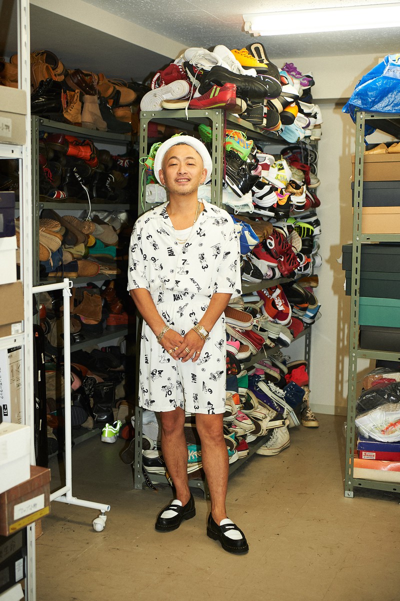 ▲ バッグ［W21.5×H13×D7cm］13万4000円／リモワ（リモワ クライアントサービス）、コート8万9000円／マッキントッシュ（マッキントッシュ青山店）、パーカ14万6000円／マロ（三崎商事）、パンツ2万6800円／ルクシー（同興商事）