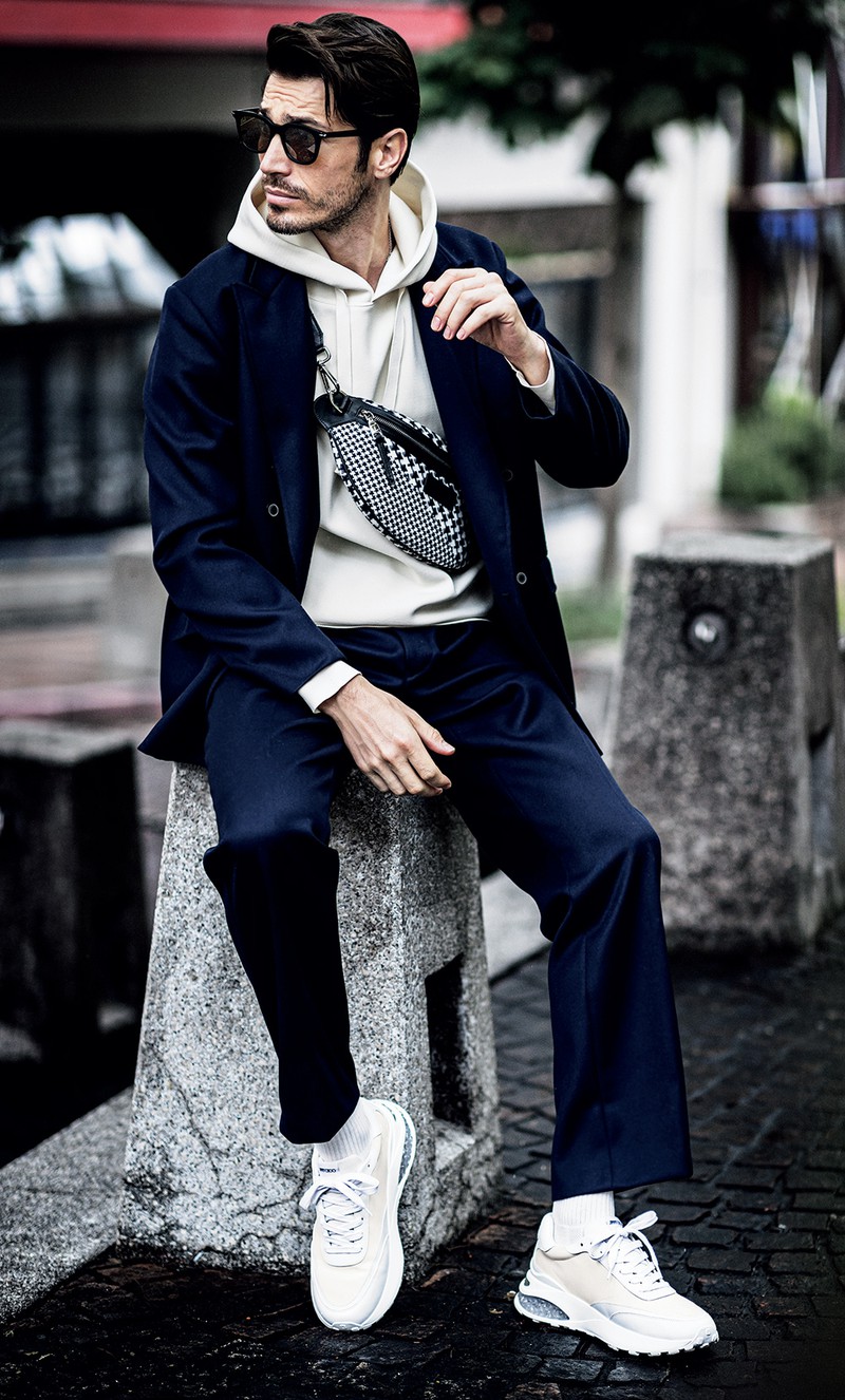 スニーカーは、上写真【4】と同じ。バッグ11万8800円、サングラス3万9600円/ともにジミー チュウ、ジャケット10万4500円、パンツ6万6000円/ともにヘリル(にしのや)、パーカ2万8600円/エストネーション、そのほかはスタイリスト私物