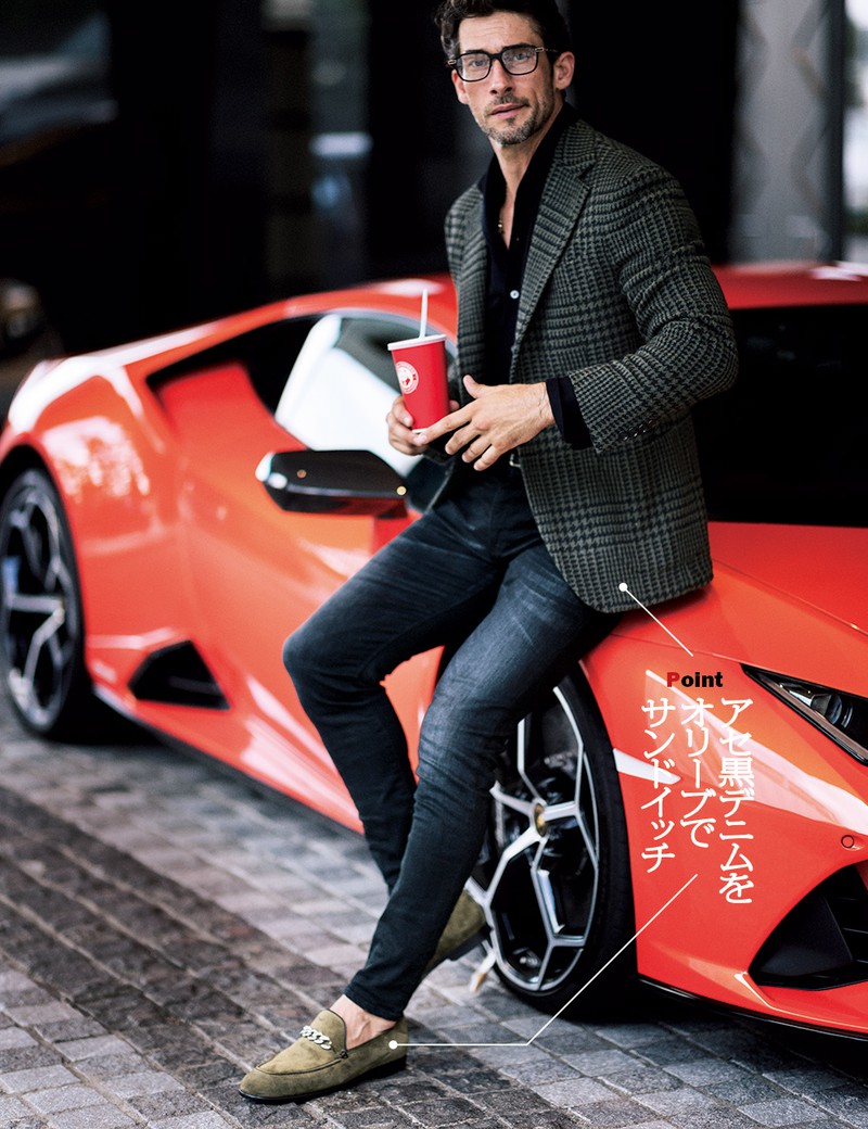 オリーブとブラックのこなしは、男らしくもシックです。デニム2万4200円／リサウンド クロージング、ジャケット15万700円／デ ペトリロ（ビームス 六本木ヒルズ）、シャツ2万6400円／トゥモローランド、靴11万円／ジミー チュウ、メガネ4万7300円／フォーナインズ、ネックレス6万8200円／ビジュピコ（ビジュピコ 上野御徒町店）