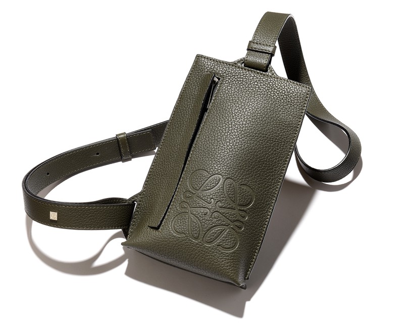バッグ▲ ［W12.7×H21.5×D6.5cm］10万7800円／ロエベ（ロエベ ジャパン クライアントサービス）