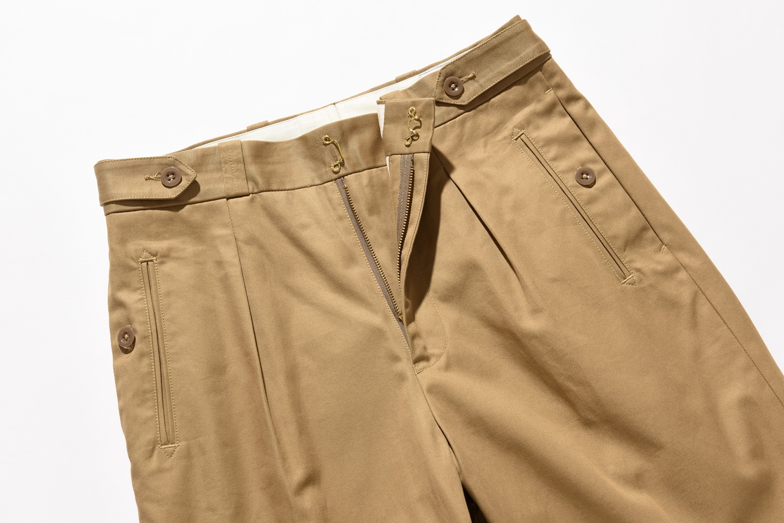 パンツ▲ 3万800円/タンジェント