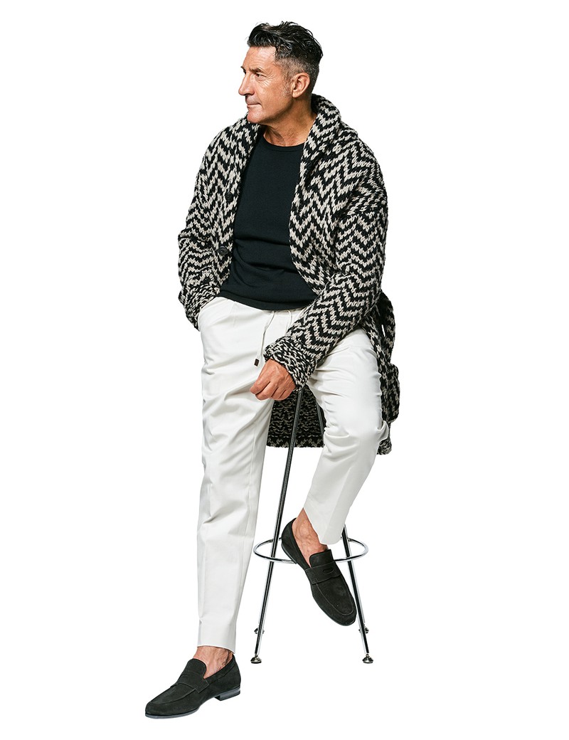 靴13万2000円/ジョンロブ(ジョン ロブ ジャパン)、カーディガン5万2800円/ビームス F(ビームス 六本木ヒルズ)、ニット2万5300円/スローン、パンツ2万7500円/ナンバーエム(エストネーション)