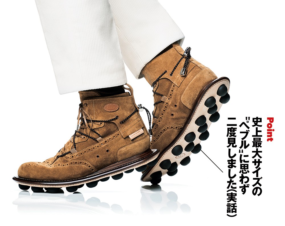 今秋冬は、例年にも増してさまざまなバリエーションのブーツが市場に溢れそうな予感ですが、そんな群雄割拠を勝ち抜きそうな一番手、と踏みました。それにしてもこの巨大ペブル、発想したほうも了承したほうも、いや〜、アッパレ! ですな。ブーツ17万4900円/トッズ×エンダースキーマ(トッズ・ジャパン)、パンツ4万5100円/PT TORINO(PT JAPAN)