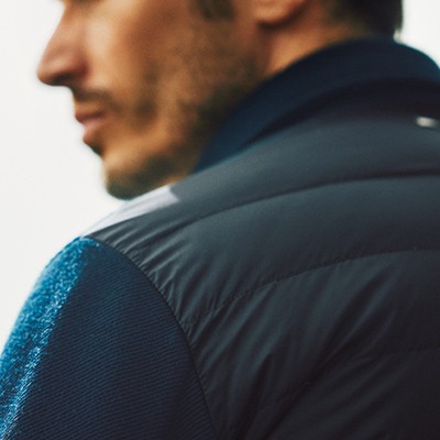 ブルゾン8万5800円/ヘルノ(ヘルノ・ジャパン)、ニット10万1200円/ホイコ スコットランド(ウールン商会)、Tシャツ2万900円/フェデリ(トレメッツォ)、パンツ3万7400円/セラー ドアー(トゥモローランド)