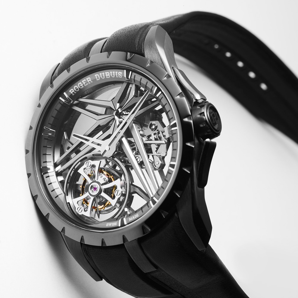 ▲ 「エクスカリバー シングル フライング トゥールビヨン グレー DLC チタン」手巻き、Tiケース(42mm)、カーフストラップ。世界限定88本。1683万円/ロジェ・デュブイ