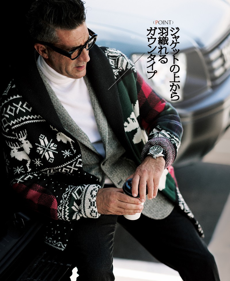 ▲ 夕暮れの街中で遠目にも際立ちます このリッチな存在感こそ、待ち合わせガウンの真骨頂。一方で室内ではサクッと脱いでジャケットになれるところもポイントです。ガウン20万6800円、ジャケット20万6800円、ニットは参考商品、パンツ3万3000円/すべてポロ ラルフ ローレン(ラルフ ローレン)、メガネ7万9200円/ジャック・マリー・マージュ(オブジェ・イースト)、時計160万500円/IWC