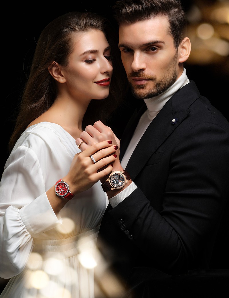 ▲ for LEON 左・『HW オーシャン・レトログラード セコンド オートマティック』 自動巻き、18KRGケース（42.2㎜）、アリゲーターストラップ。10気圧防水。555万5000円、右・『HWロゴ・バンドリング』［18KRG×ダイヤモンド］38万5000円〜／ともにハリー・ウィンストン（ハリー・ウィンストン クライアントインフォメーション）  for NIKITA 左・『HWロゴ・リング』［18KWG×ダイヤモンド］100万1000円〜、右・『HW ミッドナイト・ウィンストン・ウィズ・ラブ・オートマティック』 自動巻き、18KWG×ダイヤモンドケース（36㎜）、アリゲーターストラップ。3気圧防水。直営サロン限定モデル。412万5000円／ともにハリー・ウィンストン（ハリー・ウィンストン クライアントインフォメーション）
