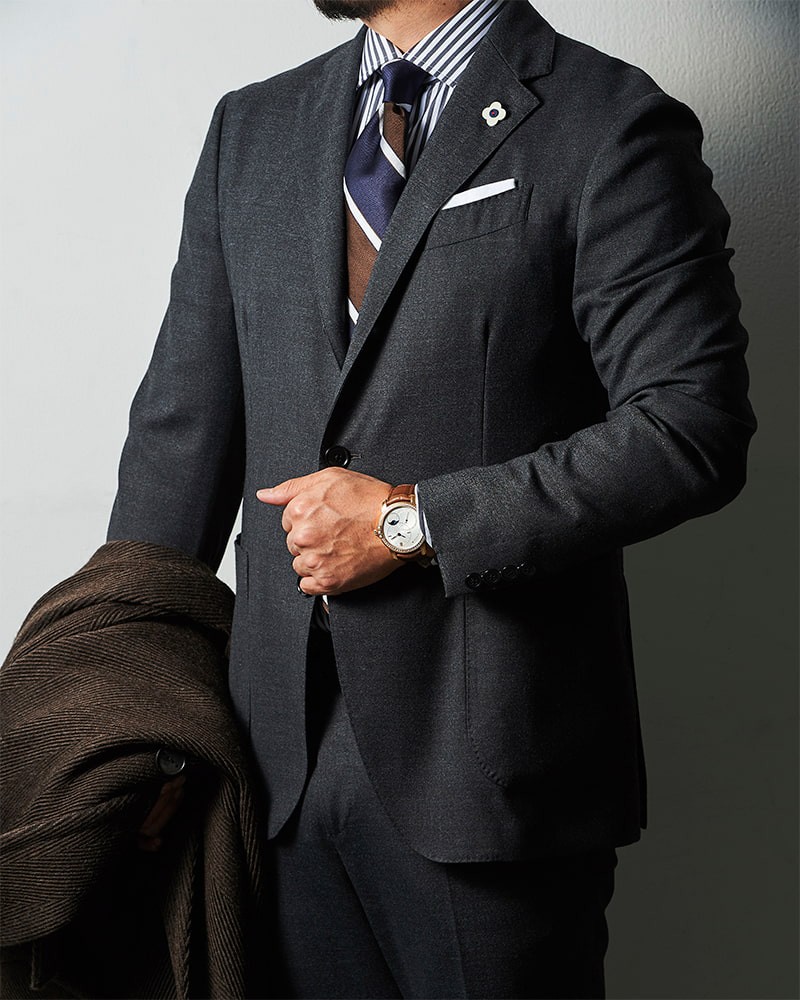 ▲ 時計385万円/ハリー・ウィンストン(ハリー・ウィンストン クライアントインフォメーション)、スーツ14万8500円/ラルディーニ、手持ちコート14万8500円/イーヴォ(以上トヨダトレーディング プレスルーム)、シャツ3万9930円/ルイジ ボレッリ、ベルト1万5950円/アンドレア ダミコ(以上シップス 銀座店)、ネクタイ1万7600円/ブリューワー(コロネット)