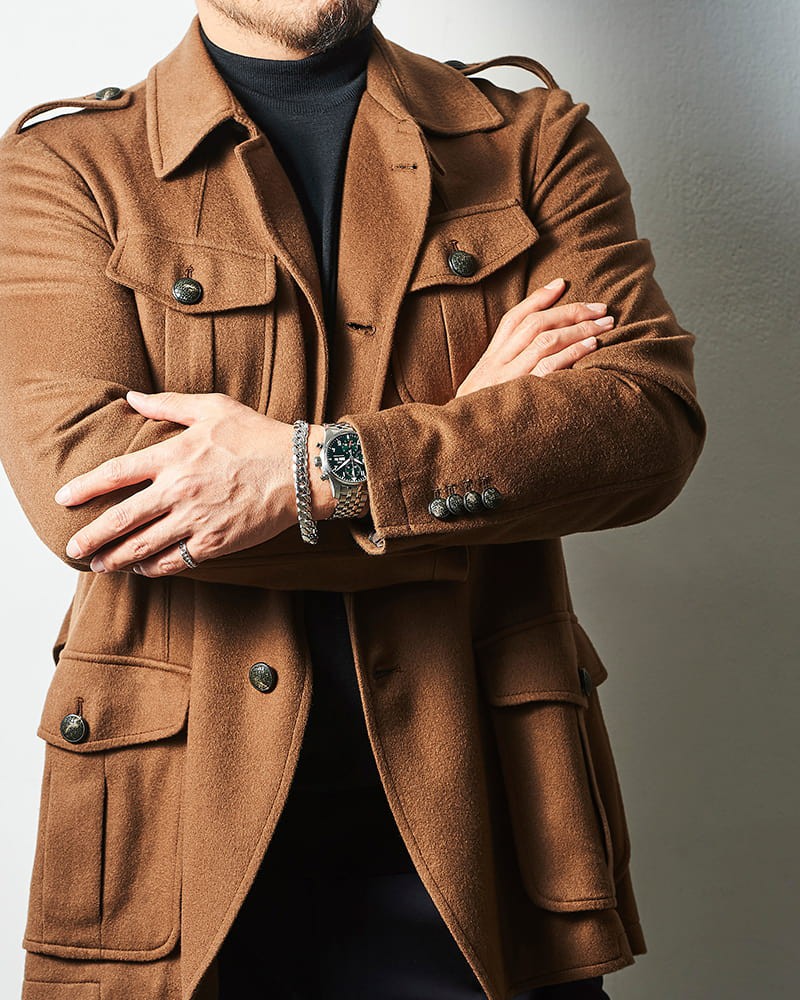 ▲ 時計91万3000円/IWC、ブレスレット112万3100円、リング6万8530円/ともにビジュピコ(ビジュピコ 上野御徒町本店)、ブルゾン15万4000円/タリアトーレ(トレメッツォ)、モックネック3万4100円/ジョン スメドレー(リーミルズ エージェンシー)、パンツ6万500円/カルーゾ×ランド オブ トゥモロー(トゥモローランド)