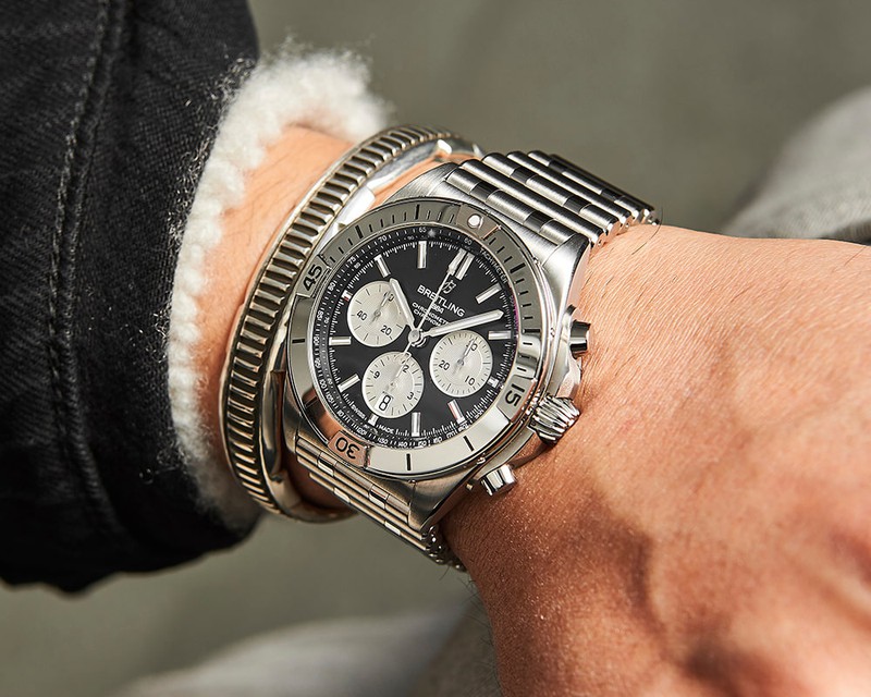▲ 「クロノマット B01 42 ジャパン エディション」自動巻き、SSケース(42mm)×ブレスレット。200m防水。97万9000円/ブライトリング(ブライトリング・ジャパン)、バングル19万2500円/シッピー クレイジー ホース(ゴッドトレーディング)