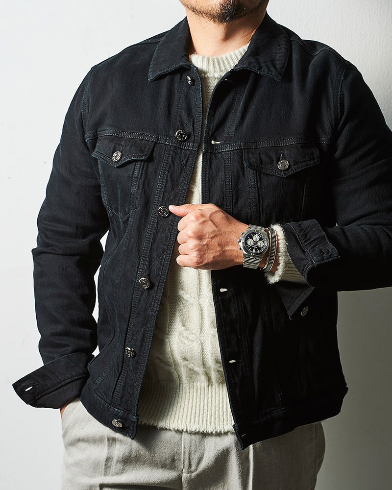 ▲ 時計97万9000円/ブライトリング(ブライトリング・ジャパン)、バングル19万2500円/シッピー クレイジー ホース(ゴッドトレーディング)、デニムジャケット9万9700円/ヤコブ コーエン(ヤコブ コーエン 東京ミッドタウン店)、ニット6万6000円/トゥモローランド トリコ(トゥモローランド)、パンツ2万5300円/エストネーション(エストネーション)