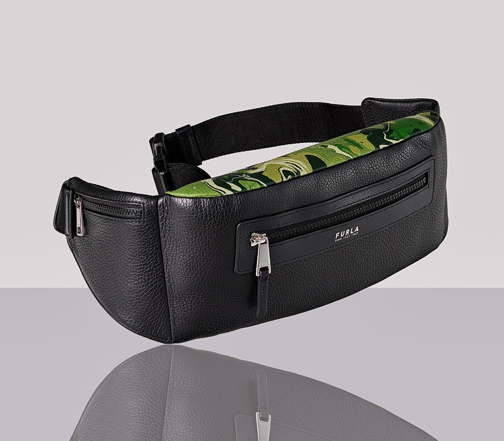 MAN TECHNICAL SLIM BELT BAG［W31×H14×5㎝］5万7200円／フルラ（フルラ ジャパン）