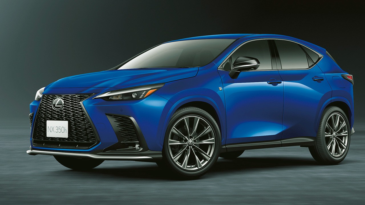 『Lexus NX（レクサス NX）』はレクサスの世界戦略モデルとして重要なポジションにあるSUVモデルで、2021年10月に2代目へとフルモデルチェンジ。生命的な躍動感（Vital）と先進技術（Tech）を融合したスポーツギア「Vital x Tech Gear」を開発コンセプトに次世代レクサスを表現している。スマートフォンでのリモート駐車機能を盛り込むなど最新の技術も搭載。エンジンは2.4リッター 直4ターボ、2.5リッター 直4NA、2.5リッター 直4ハイブリッドの3タイプが導入された。