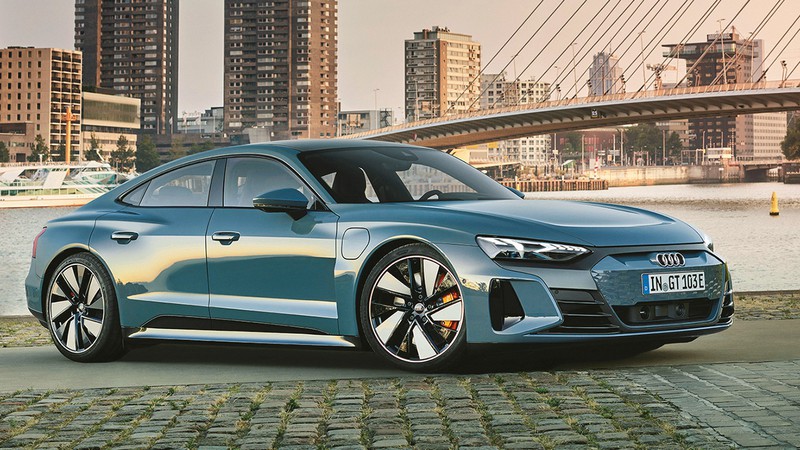 『Audi e-tron GT(アウディ e-tron GT)』は、アウディの電気自動車ブランド「e-tron」の4ドアクーペモデルで高性能ヴァージョンであるRS e-tron GTもラインナップ。ポルシェ タイカンの兄弟車であり、基本コンポーネンツは共有されている。ふたつの電動モーターで駆動する2モーター式4WDで、0-100㎞/h加速はRSモデルで3.3秒という瞬足ぶり。バッテリーは93kWhで、システム電圧は800Vとなる。航続可能距離534㎞は東京~神戸間を走破可能だ。