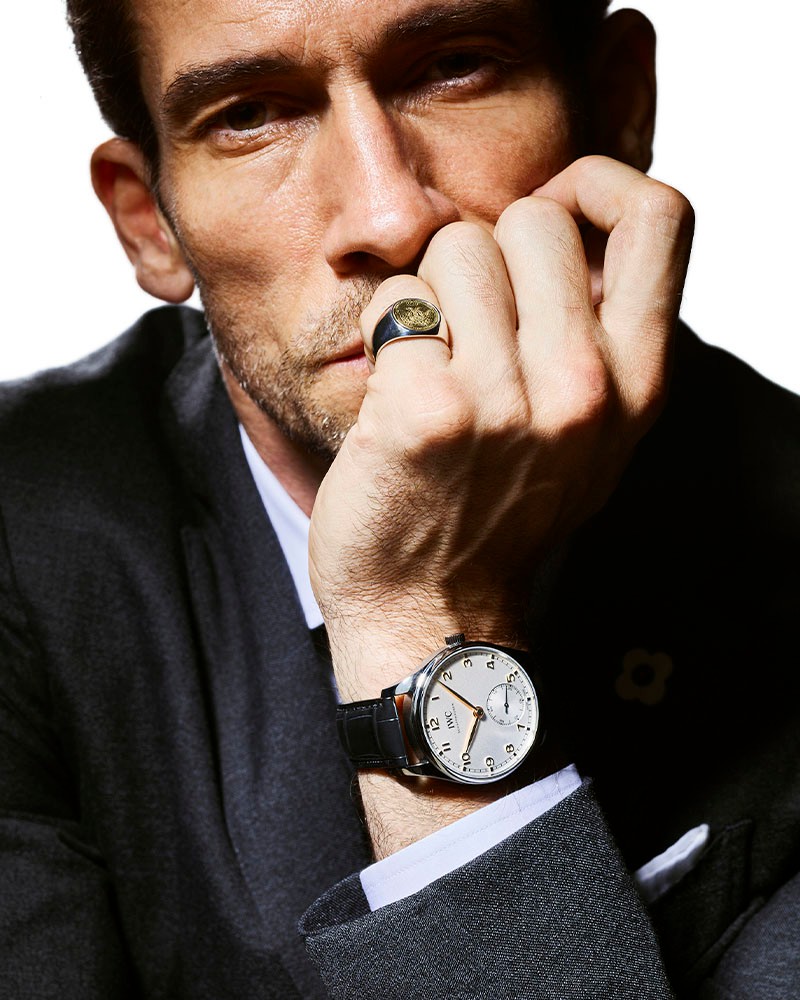 ▲ 時計79万7500円/IWC、スーツ14万8500円、シャツ2万9700円/ともにラルディーニ(トヨダトレーディング プレスルーム)、タイ0万0000円/アット ヴァンヌッチ(レガーレ)、ブレスレット2万3100円、リング3万9600円/ともにシンパシー・オブ・ソウル(S.O.S fp 恵比寿本店)、ベルト4万9500円/ストラスブルゴ、タイバー・チーフはスタイリスト私物。