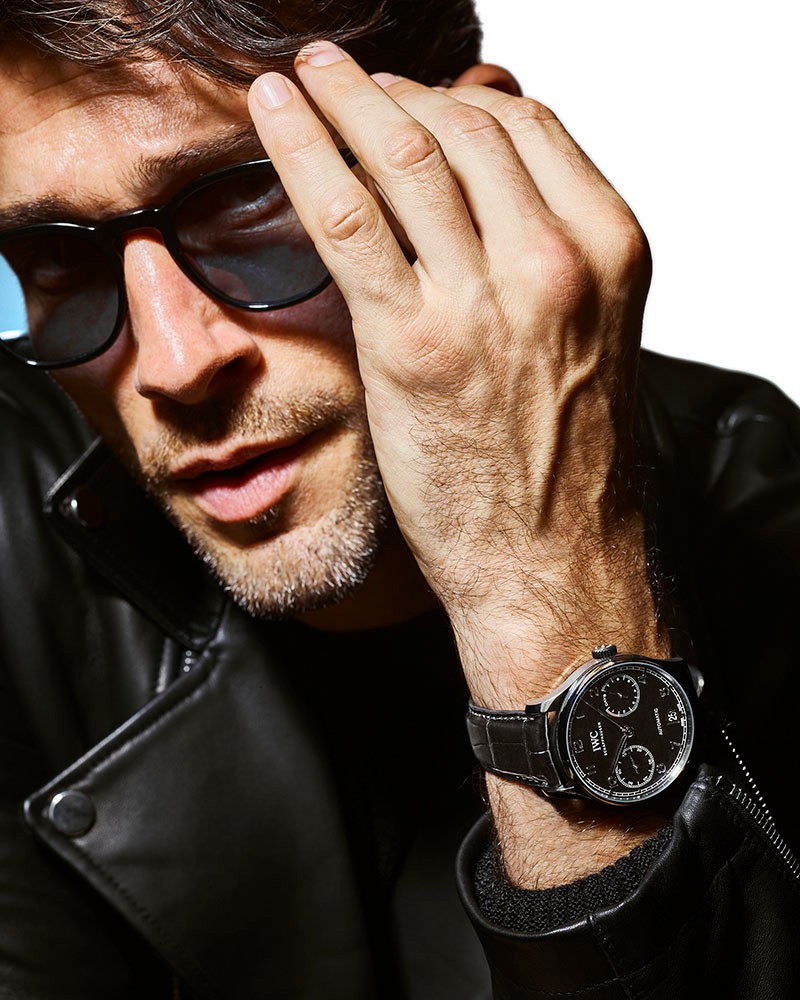 ▲ 時計146万3000円/IWC、ライダーズ14万8000円/チンクワンタ、ニット4万1800円/ラッファ(ビームス 六本木ヒルズ)、カットソー1万450円/ジョン スメドレー(リーミルズ エージェンシー)、デニム3万5200円/エージー(コロネット)、サングラス3万4100円/イエローズプラス(ジービーガファス)、ネックレス1万7600円/シンパシー・オブ・ソウル(S.O.S fp 恵比寿本店)、バングル2万7500円、リング1万2100円/ともにアダワット トゥアレグ