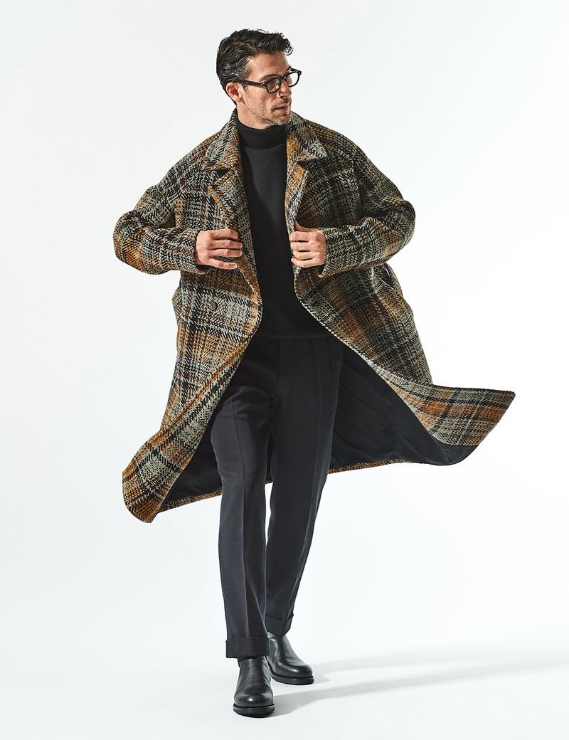 コート17万6000円/イーヴォ×メンズビギ(メンズビギ)、ニット2万9700円/スローン、パンツ3万6300円/ポール・スチュアート(ポール・スチュアート 青山本店)、メガネ3万4100円/モスコット(モスコット トウキョウ)、靴11万7700円/フラテッリ ジャコメッティ(ウィリー)