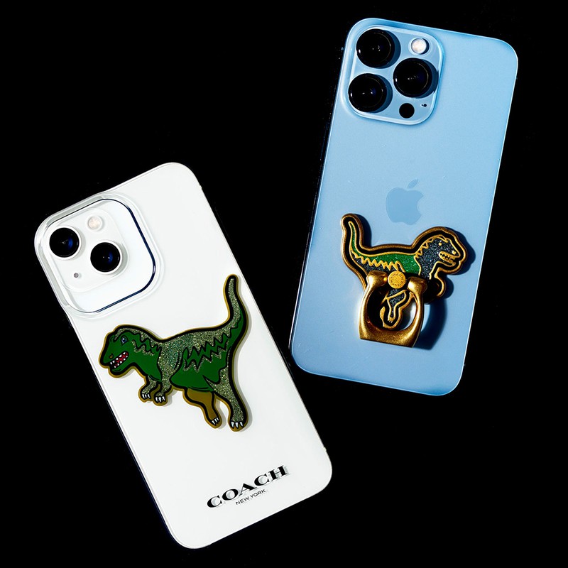 左・「IPHONE 13 PRO ケースウィズレキシー」（ iPhone 13/13 Pro 対応）6600円、右・［W5 × H5cm］ フォーングリップ6050円／ともにコーチ（コーチ・カスタマーサービス・ジャパン）