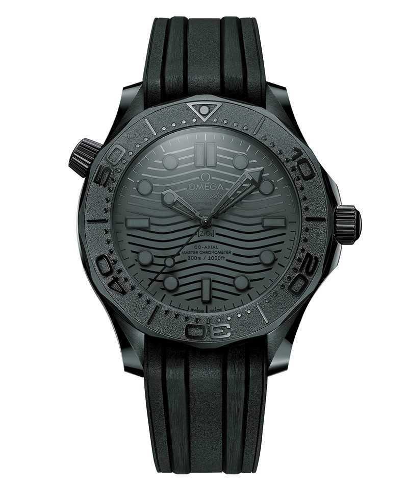 ▲ 「シーマスター ダイバー300M ブラック ブラック」自動巻き、セラミックケース(43.5mm)、ラバーストラップ。300m防水。102万3000円/オメガ(オメガお客様センター)
