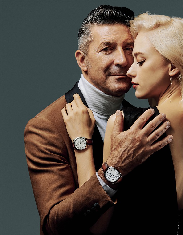 ▲ ドレスアップの着こなしにも遊び心を。2針+スモールセコンド顔は、ドレスウォッチの基本を崩すことなく、大人のアバンギャルドが漂います。そんな腕元に合わせるなら、ドレスアップのジャケットもドレスコードを守りつつ、ブラックやネイビーではなく、あえてブラウンを選び、インナーもタートルネックニットで遊び心を発揮するのも手なのです。 男性●時計は左ページの左と同じ。タキシード24万2000円/ポール・スチュアート(ポール・スチュアート 青山本店)、ニット1万8700円/ユナイテッドアローズ(ユナイテッドアローズ 六本木ヒルズ店) 女性●時計は左ページの右と同じ。そのほかはスタイリスト私物