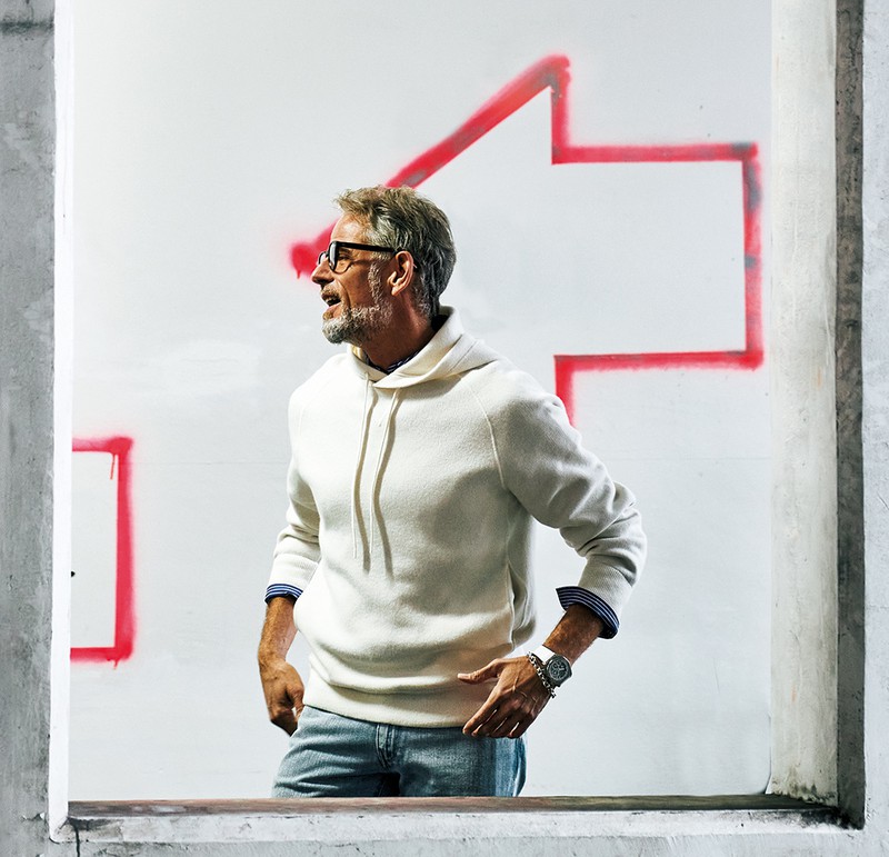 パーカ3万9600円／セオリー（リンク・セオリー・ジャパン）、シャツ3万6300円／アクネ ストゥディオズ（アクネ ストゥディオズ アオヤマ）、デニム3万6300円／ピーティー トリノ デニム（ビームス 六本木ヒルズ）、メガネ3万6300円／オリバーピープルズ（ルックスオティカジャパン カスタマーサービス）、ブレスレット3万3000円／サツルノ（S.O.S fp 恵比寿本店）、時計151万8000円／ゼニス