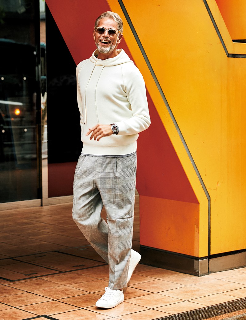 パーカ4万2900円／リヴォラ、ニット1万9800円／セオリー（リンク・セオリー・ジャパン）、パンツ3万3000円／セラードアー（ストラスブルゴ）、靴5万9400円／フィリップモデル（トヨダトレーディング プレスルーム）、サングラス5万7200円／アイヴァン 7285（アイヴァン 7285 トウキョウ）、時計357万5000円／オーデマ ピゲ（オーデマ ピゲ ジャパン）