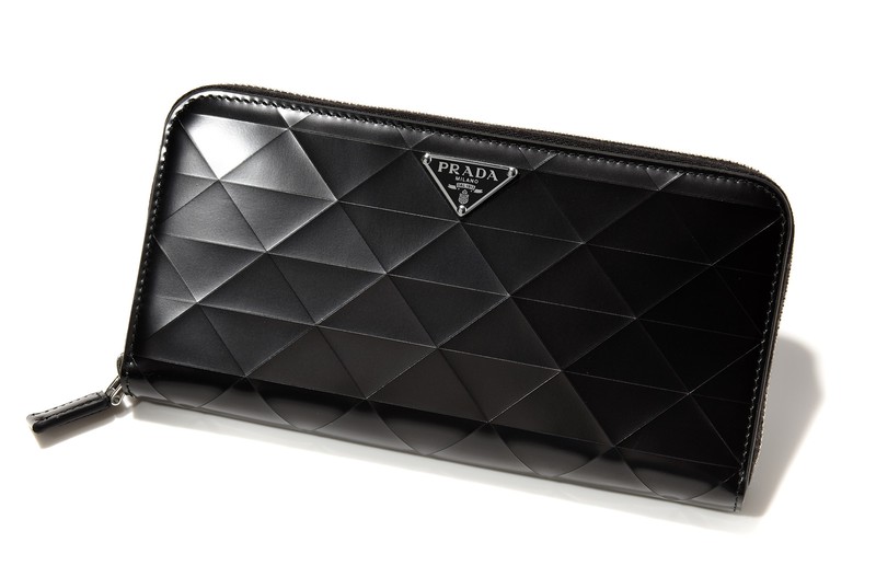 ▲ [W20×H10.3×D2cm]財布12万1000円※予定価格／プラダ（プラダ クライアントサービス）