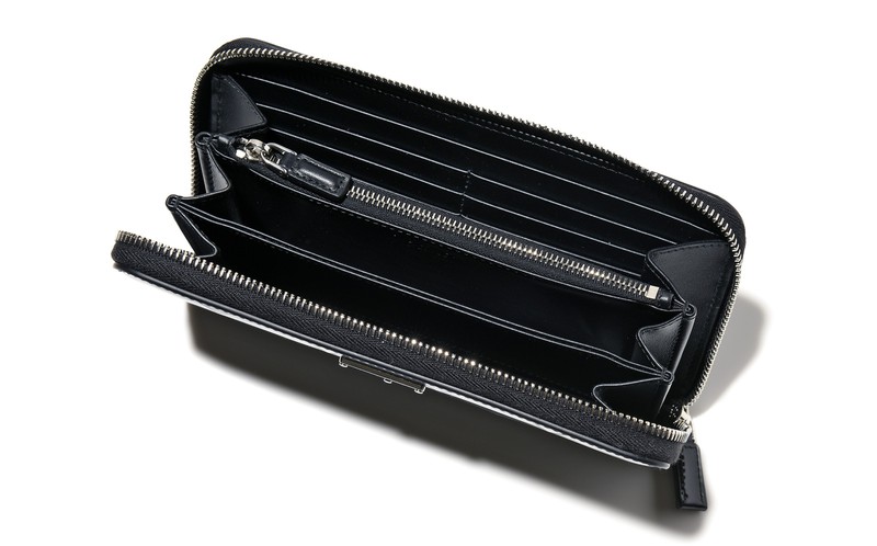 ▲ [W20×H10.3×D2cm]財布12万1000円※予定価格／プラダ（プラダ クライアントサービス）
