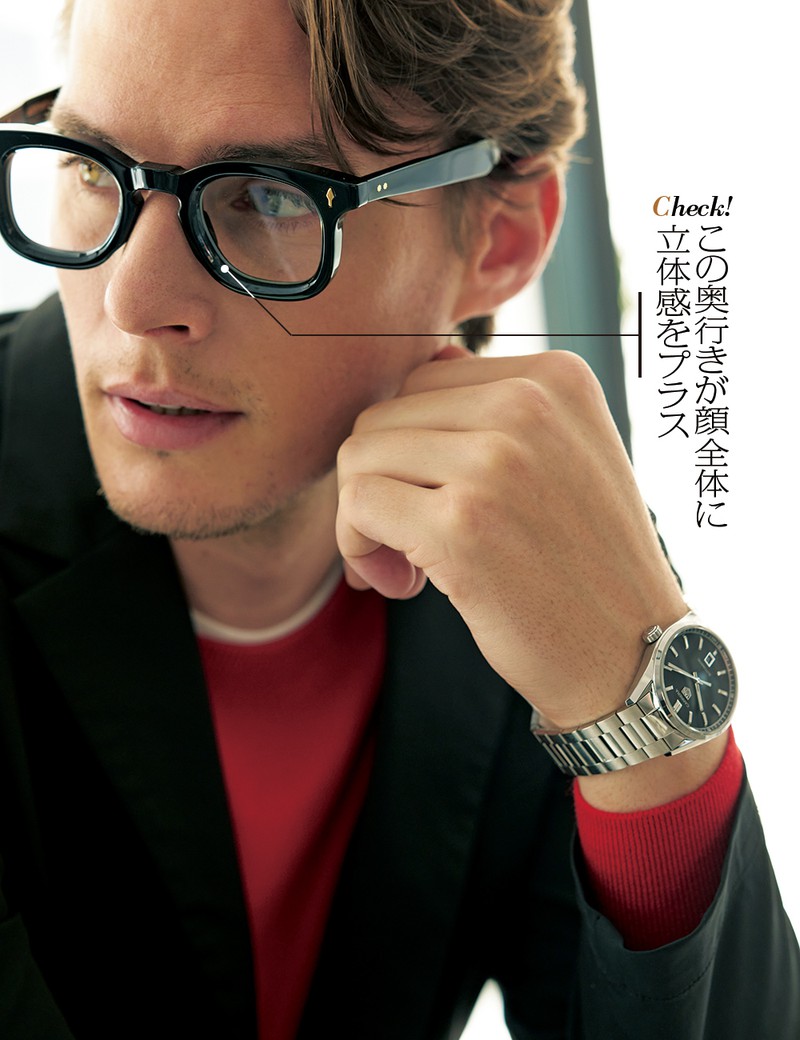 メガネ7万6560円/ジャック・マリー・マージュ(SGグローバルリンク)、ジャケット5万7200円/エイチアイピー バイ ソリード(タトラスインターナショナル)、ニット2万5300円/スローン、Tシャツ1万1000円/ポール・スチュアート(ポール・スチュアート 青山本店)、時計30万8000円/タグ・ホイヤー